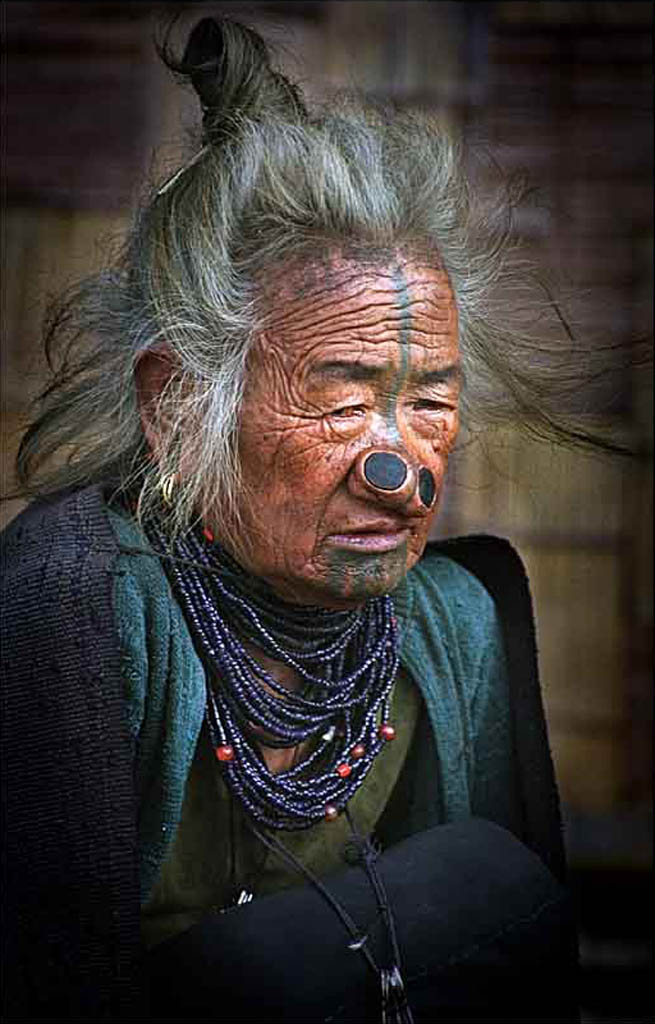 Categoría Retrato Humano. Cuarto Puesto.  Chandan Dey India - Apatani........ - Tomada en Arunachal Pradesh el 29/12/05